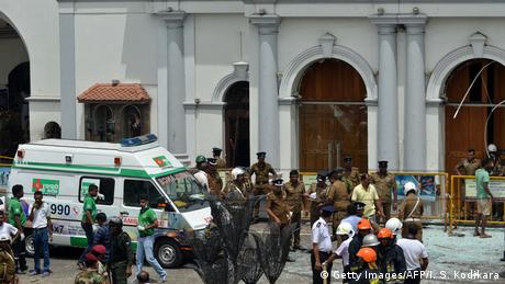 Ein Krankenwagen im Einsatz vor der Sankt-Antonius-Kirche (Getty Images/AFP/I. S. Kodikara)