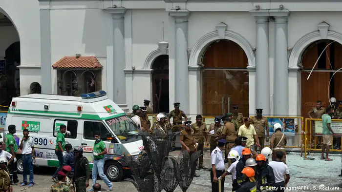 Sri Lanka Colombo Sicherheitskräfte nach Explosion vor St. Anthony's Kirche (Getty Images/AFP/I. S. Kodikara)