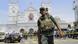 Sri Lanka Colombo Sicherheitskräfte nach Explosion in St. Anthony's Kirche (picture-alliance/AP Photo/E. Jayawardena) Sri Lanka Colombo Sicherheitskräfte nach Explosion in St. Anthony's Kirche (picture-alliance/AP Photo/E. Jayawardena)