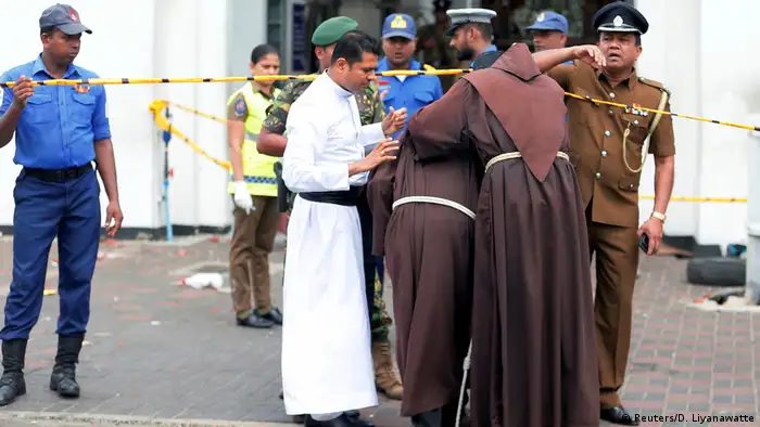 Drei Priester auf dem Weg in die abgesperrte Sankt-Antonius-Kirche (Reuters/D. Liyanawatte)