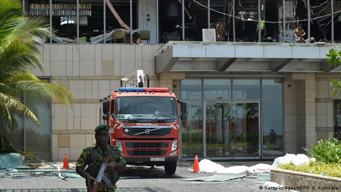 Sri Lanka: Feuerwehrauto steht nach der Explosion vor dem Shangri-La Hotel in Colombo (Getty Images/AFP/I. S. Kodikara)