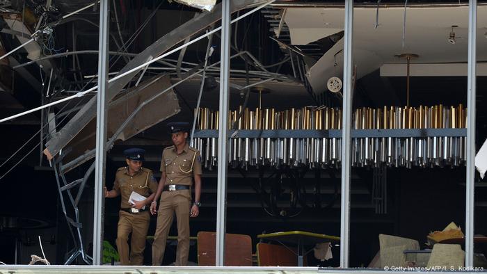 Polizisten suchen nach Spuren in den Trümmern der Shangri-La-Fassade (Getty Images/AFP/I. S. Kodikara)