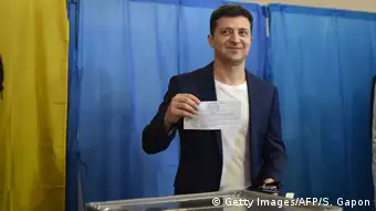 Володимир Зеленський показує бюлетень під час голосування 21 квітня