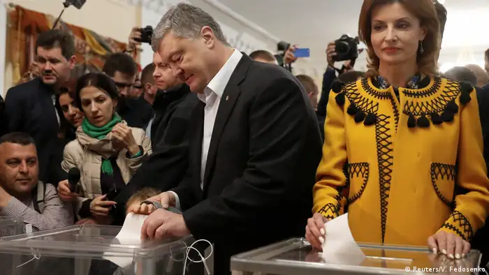 Петро Порошенко із дружиною Мариною під час голосування у другому турі 21 квітня