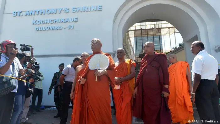 Sri Lanka Buddhistische Mönche an der St. Anthony Kirche