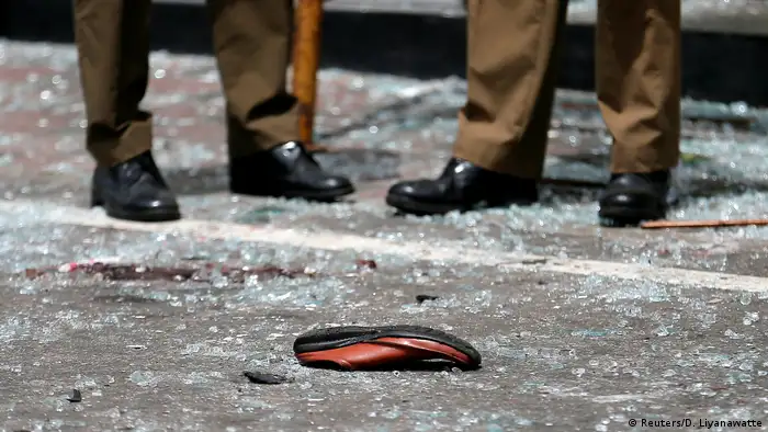 Sri Lanka | Schuh eines Opfers nach Explosion in Colombo | St. Antonius-Schrein in der Kochchikade-Kirche (Reuters/D. Liyanawatte)