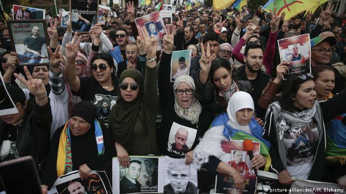 صورة لمحتجين في المغرب على أحكام صدرت بحق نشطاء حراك الريف (أبريل/ نيسان 2019)