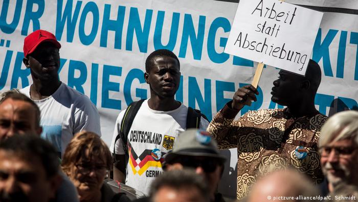 Demonstrators at a peace march in Stuttgart (pictzure-alliance/dpa/C. Schmidt)