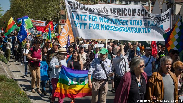 A peace march in Stuttgart (pictzure-alliance/dpa/C. Schmidt)