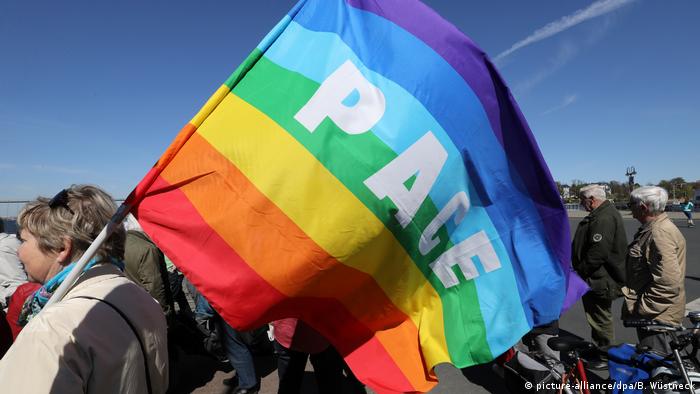 A rainbow flag says Pace in Rostock (picture-alliance/dpa/B. Wüstneck)