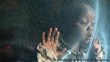 ARCHIV - 23.04.2008, Kenia, Nairobi: Die damals dreijährige Siama Marjan spielt hinter einem Moskitonetz, das sie vor dem Stich von Malaria-Mücken schützen soll. Nach drei Jahrzehnten Entwicklungsarbeit wird ein Impfstoff gegen Malaria erstmals in großem Maßstab eingesetzt. Im Rahmen eines Pilotversuchs sollen in Malawi, Ghana und Kenia bis 2022 insgesamt jedes Jahr rund 360 000 Kleinkinder gegen die gefährliche Krankheit geimpft werden. Foto: Epa Morrison/dpa +++ dpa-Bildfunk +++ | Verwendung weltweit