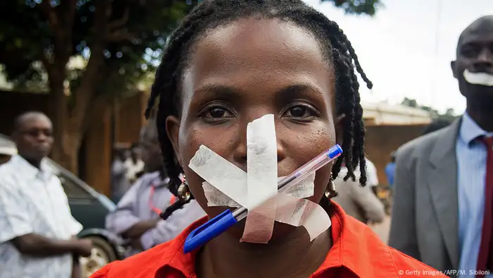 Afrika Pressefreiheit l Uganda - Protest für Pressefreiheit - Daily Monitor Zeitung (Getty Images/AFP/M. Sibiloni)