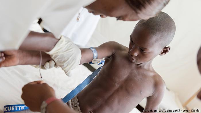 Gabun - Blutabnahme bei einem Jungen im Rahmen einer Malaria-Studie