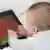 Bebê assiste vídeo em tablet