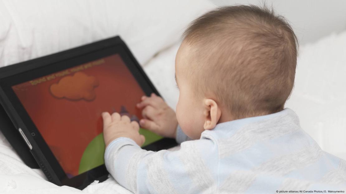 Bebê mexendo em um iPad