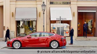 Электромобиль Tesla подзаряжается в центре Мюнхена