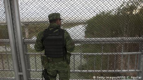 Un soldado mexicano hace guardia en la frontera entre Reynosa, Tamaulipas, y la ciudad de Hidalgo, en Texas, Estados Unidos. 