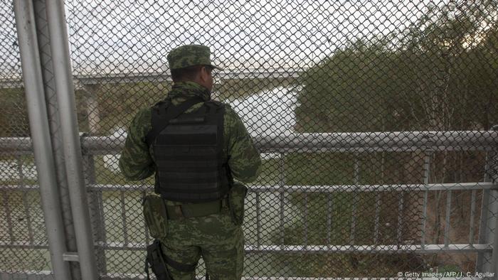 Un militar mexicano hace guardia en un puente fronterizo en el estado de Tamaulipas