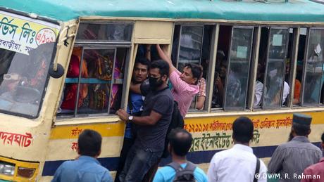 Bangladesch Dhaka - Gedrängel im Bus (DW/M. R. Rahman)