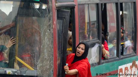 Bangladesch Dhaka - Frauen nutzen Bus (DW/M. Mostafigur Rahman)