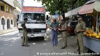 Sri Lanka Colombo - Polizei bei Sicherheitskontrollen