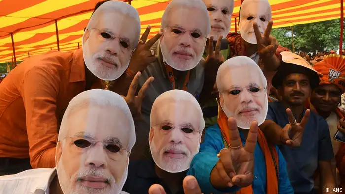 Des masques à l'effigie du Premier ministre pour les supporters du parti BJP de Narendra Modi
