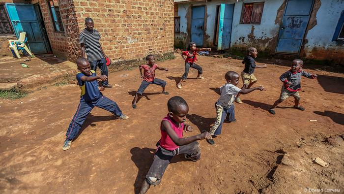 Movie Stars in the Making, Everyday Africa: eine Gruppe Jungen probt Kampfposen (Edward Echwalu )