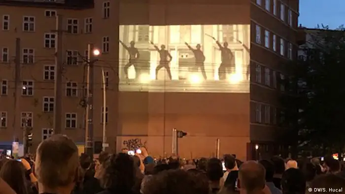 Rammstein-Fans versammelten sich in der Torstraße in der Mitte Berlins zur Premiere einer neuen Single und ihres auf ein Gebäude projizierten Videos