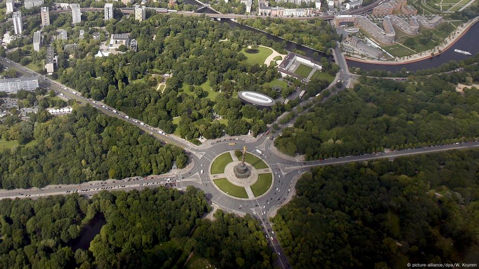 Velika zvezda u centru Berlina: u krugu je Stub pobede, a aleja koja ide pravo (sleva na desno) je Ulica 17. juna. Ulica koja je na slici dole - zvaće se Aleja Helmut Kol.