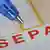 Symbolbild EU-Zahlungsverkehr - Kugelschreiber an SEPA Überweisungsformular (Foto: DPA)