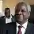 Mosambiks Oppositionschef Dhlakama wiedergewählt Caption ARCHIV - Afonso Dhlakama (Archivfoto vom 19.11.2008), Vorsitzender von Mosambiks größter und ältester Oppositionspartei Resistencia Nacional de Mocambique (Renamo), ist für fünf weitere Jahre im Amt bestätigt worden. Der am Mittwoch (22.07.2009) in der Nampula-Provinz zu Ende gegangene Renamo-Parteitag bestimmte Dhlakama nach Rundfunkangaben zudem zum Kandidaten für die Präsidentschaftswahl am 28. Oktober in dem südostafrikanischen Land. Foto: PEDRO SA DA BENDEIRA +++(c) dpa - Bildfunk+++ Schlagworte Personen, Politik, Mosambik, Parteien,