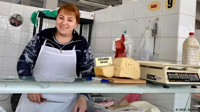 Rumänien - Käseerzeugerin Livia Voinica aus dem Dorf Sadu