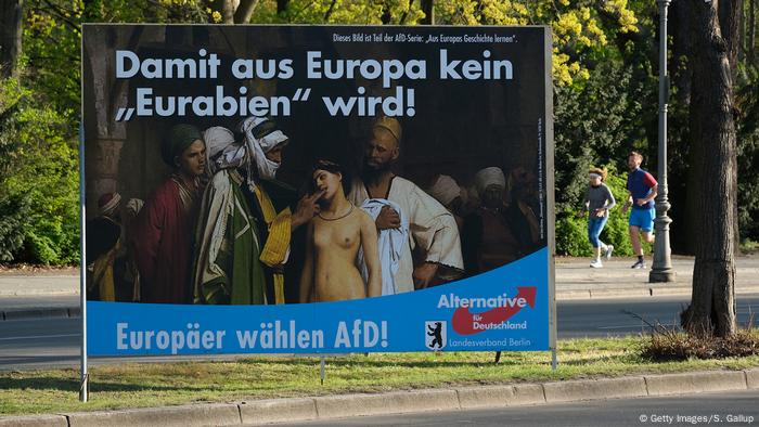 Deutschland Europawahl 2019: Ein AfD-Wahlkampf in Berlin mit der Aufschrift Damit aus Europa kein 'Eurabien' wird. Es zeigt orientalisch gekleidete Männer, in ihrer Mitte eine Frau. Einer der Männer formt die Finger wie zu einer Waffe und drückt sie der Frau in den Mund. 