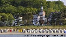 Aufgereihte Strandkörbe am Sandstrand des Ostseebads Binz, dahinter historische Strandvillen mit Bäderarchitektur, Insel Rügen, Mecklenburg-Vorpommern, Deutschland, Europa | Verwendung weltweit, Keine Weitergabe an Wiederverkäufer.
