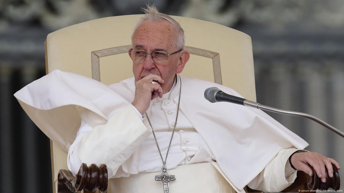 Pope to hairdressers Stop gossiping DW 04 29 2019