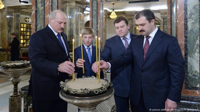 Lukashenka and his sons put candles in the church