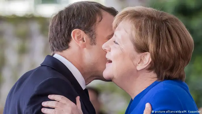 Bundeskanzerlin Angela Merkel und Frankreichs Präsident Emmanuel Macron umarmen sich (Foto: picture-alliance/dpa/M. Kappeler)