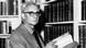 Claude Lévi-Strauss vor einem Bücherregal mit Buch in der Hand blickt in Kamera, 13. Januar 1967 (Foto: AP) Claude Lévi-Strauss vor einem Bücherregal mit Buch in der Hand blickt in Kamera, 13. Januar 1967 (Foto: AP)