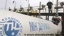 BRYANSK REGION, RUSSIA. JANUARY 16, 2006. Logos of the Transneft company and the Druzhba pipeline, L-R, seen on the Druzhba main oil pipeline at the Novozybkov oil pumping station in Bryansk Region. Photo ITAR-TASS / Alexander Saverkin +++(c) dpa - Report+++ |