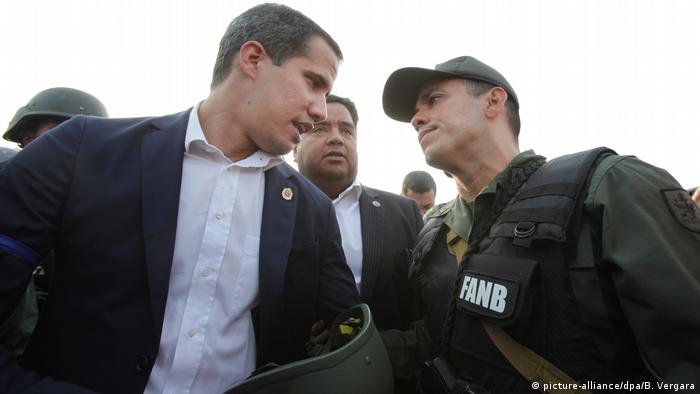 Caracas Venezuela - Juan Gaido spricht mit einem Armeeoffizier (picture-alliance/dpa/B. Vergara)