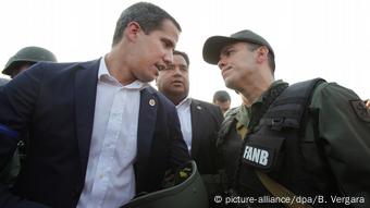 Caracas Venezuela - Juan Gaido spricht mit einem Armeeoffizier
