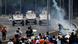 Manifestantes contrários ao governo enfrentam veículos militares em Caracas Manifestantes contrários ao governo enfrentam veículos militares em Caracas