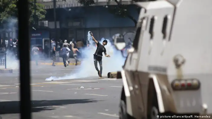 Venezuela politische Krise Ausschreitungen in Caracas (picture-alliance/dpa/R. Hernandez)