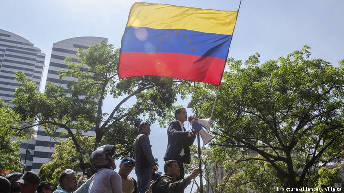 El líder opositor Juan Guaidó llamó a marchar el sábado hacia los principales cuarteles de Venezuela en un nuevo desafío al presidente Nicolás Maduro tras el fallido alzamiento militar del martes. Esa sublevación fue denunciada por Maduro como golpe de Estado. (3.05.2019).