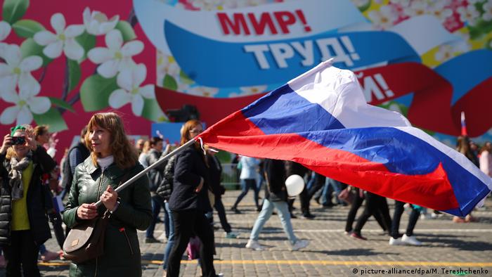 Statt roter Fahnen wurden auf dem roten Platz vor allem russische Flaggen geschwenkt