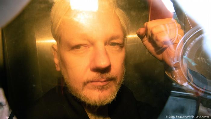 El fundador de WiliLeaks, Julian Assange, detenido en el Reino Unido, denegó formalmente ante un tribunal de Londres su consentimiento a la petición de extradición de EE. UU., que le reclama por las filtraciones hechas por su portal. (2.05.2019).
