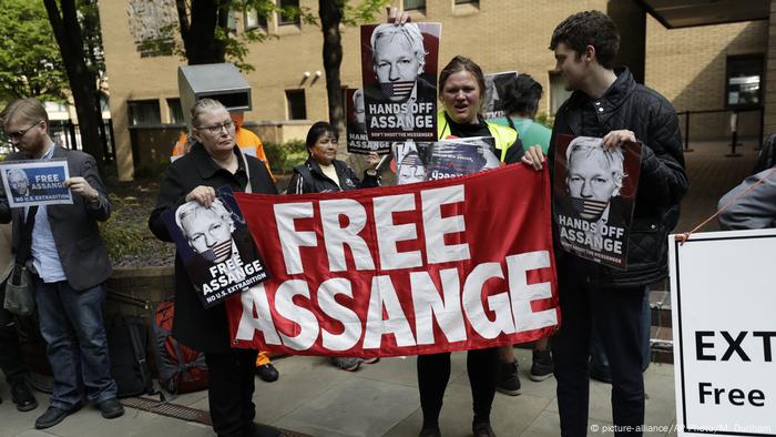 Großbritannien London - Gerichtsverhandlungen zu Assange: Demonstranten fordern die Freilassung (picture-alliance/AP Photo/M. Dunham)