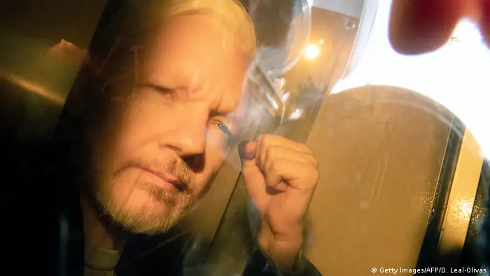 London Julian Assange Ankunft Gerichtsverhandlung Faust