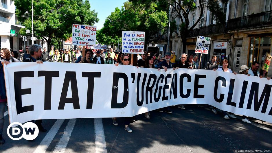 France : les manifestants réclament une loi climatique ambitieuse |  L’Europe à jour |  DW