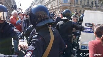 Полиция в Санкт-Петербурге задерживает участников протестов